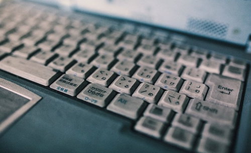 日本語キーが印字された汚れたノートパソコンのキーボード