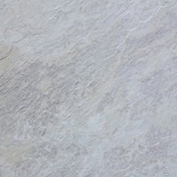 汚れなのか模様なのか・・・一見高級感ある凹凸のある壁の写真