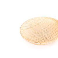 竹製のざる（笊）うどんやそば、野菜の水切りに用いる調理道具の写真