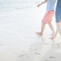 宮古島の波打ち際ではしゃぐカップルが夏のデート中の写真