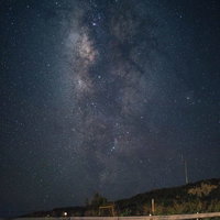 山岳から見える天の川と満天の星空の写真