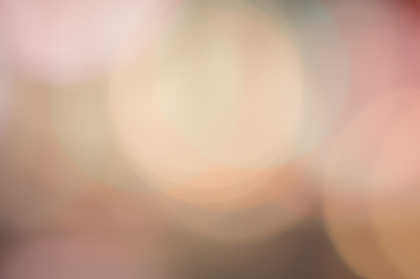 夜間の街の光がフレアとボケで柔らかく映った写真