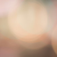 歓楽街の光が作るフレアとボケ効果の夜景の写真