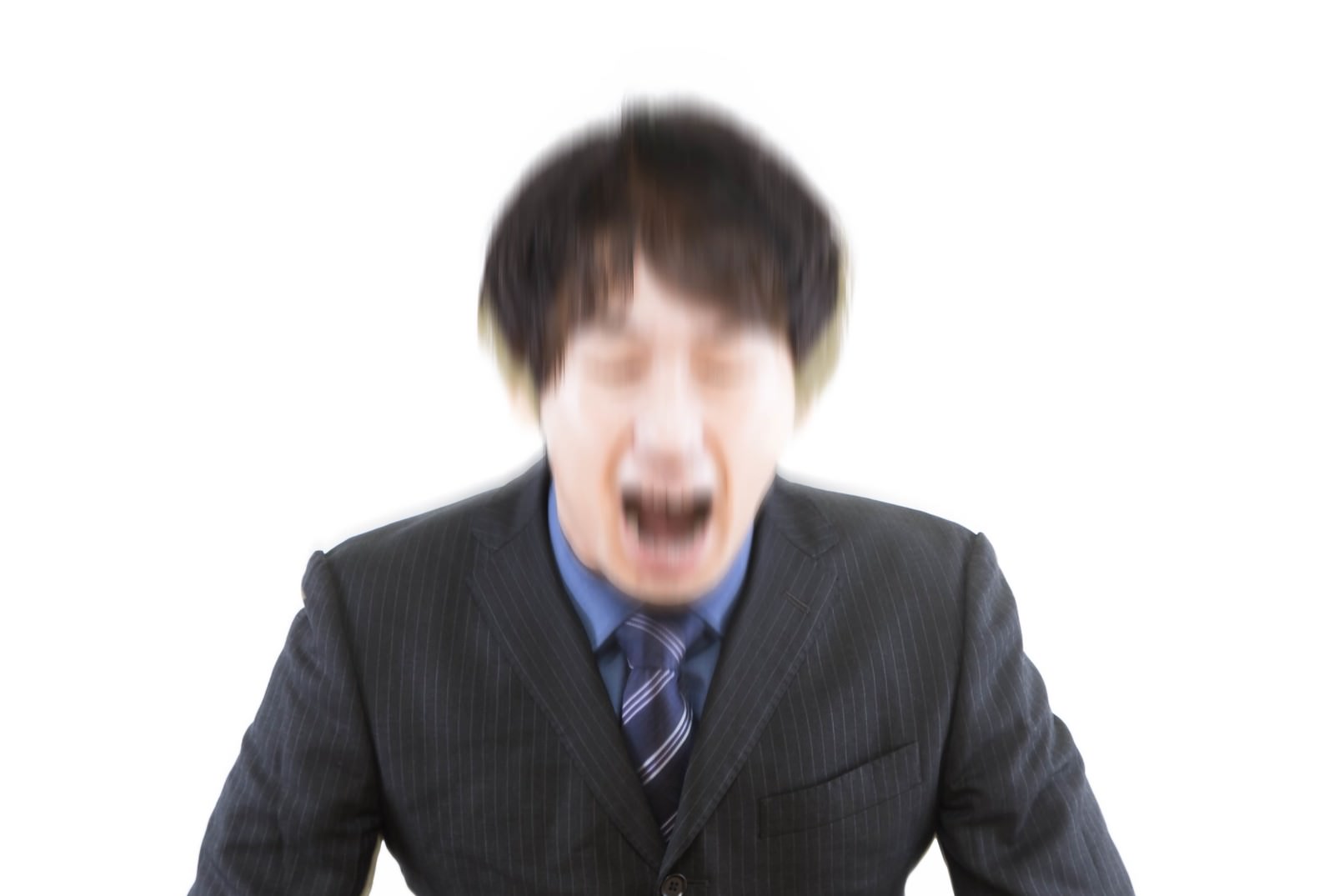 白背景の前で口を大きく開けて叫ぶ、黒いスーツに青いネクタイ姿の男性会社員［モデル：大川竜弥］