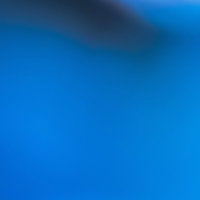 不気味な青い光のレンズフレアの写真