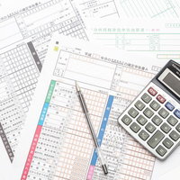確定申告書と電卓とシャープペンシルの写真