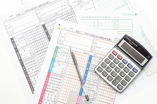 確定申告書と電卓とシャープペンシル