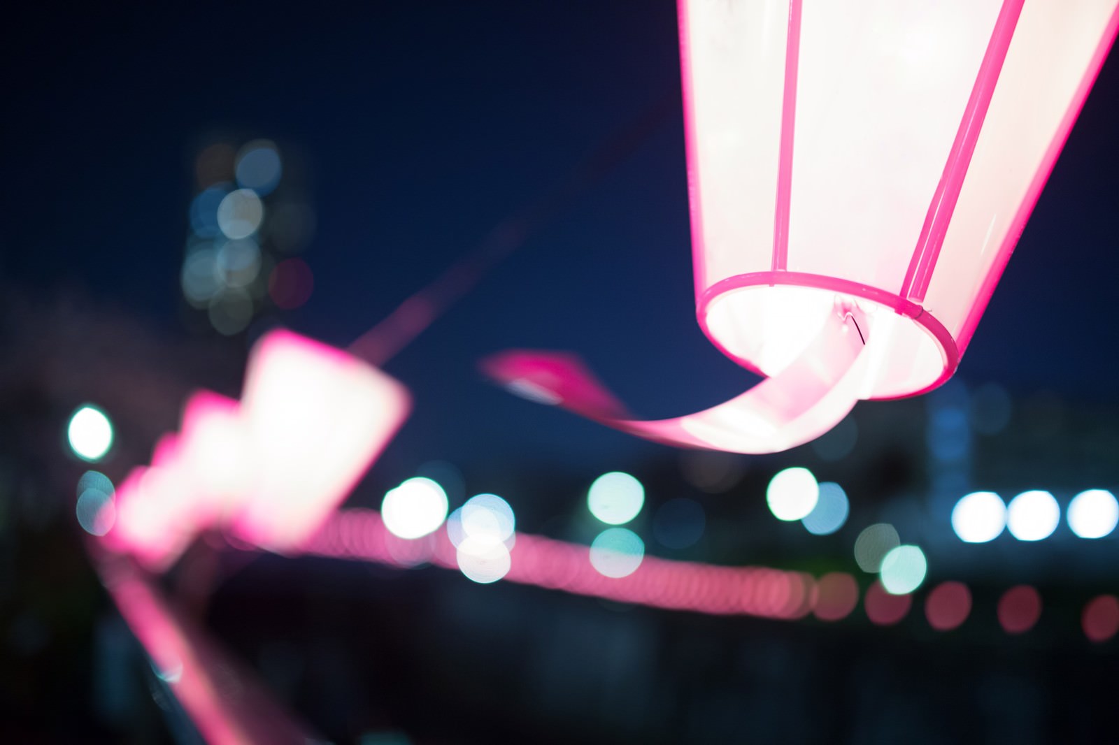 夜間の暗い場所でピンクの光を放つランプシェードとぼけた装飾