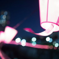夜間の暗い場所でピンクの光を放つランプシェードとぼけた装飾の写真
