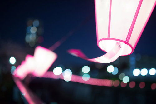 夜間の暗い場所でピンクの光を放つランプシェードとぼけた装飾