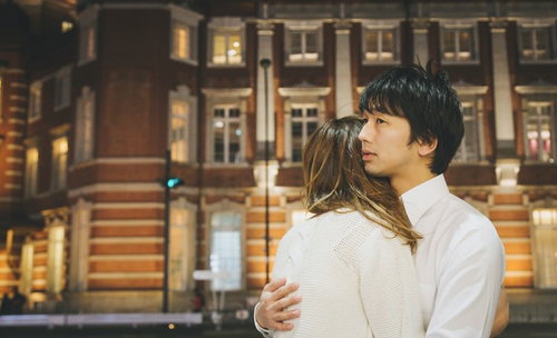 「やっと会えたね...」と抱き合う遠距離恋愛カップル