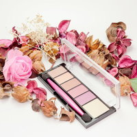 ドライフラワーとアイシャドウパレットの俯瞰ショットの写真