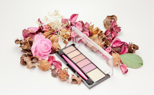 ドライフラワーとアイシャドウパレットの俯瞰ショット