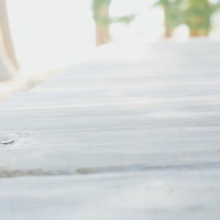 木目が見える横板の明るい木製テーブルの表面の写真