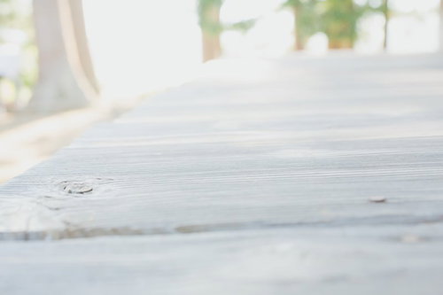 木目が見える横板の明るい木製テーブルの表面