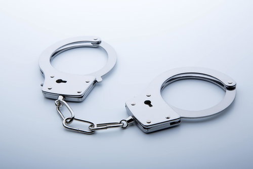 白い面に置かれた銀色の手錠