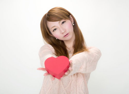 「私の気持ちを受け取って！」とバレンタインにハート形のチョコレートを渡す女の子