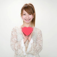 赤いハートを持つポニーテールの女性の写真