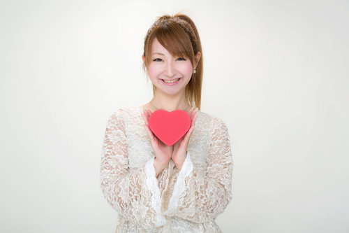 赤いハートを持つポニーテールの女性