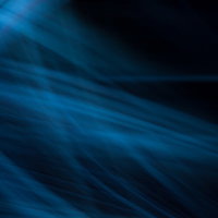 暗い空間で青い光が左上から差し込む波打った布のような曲線の写真