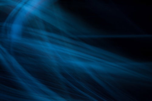 暗い空間で青い光が左上から差し込む波打った布のような曲線