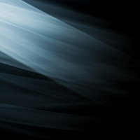 暗い空間で滑らかな布のような素材が波打って流れる抽象写真の写真