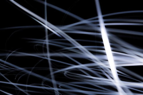 白や灰色の細い線が交差して浮かぶ光の軌跡