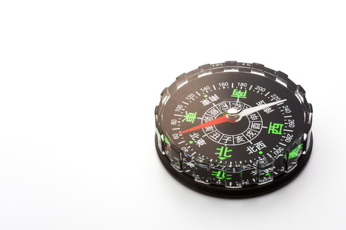 漢字と十二支が表記された黒い方位磁石