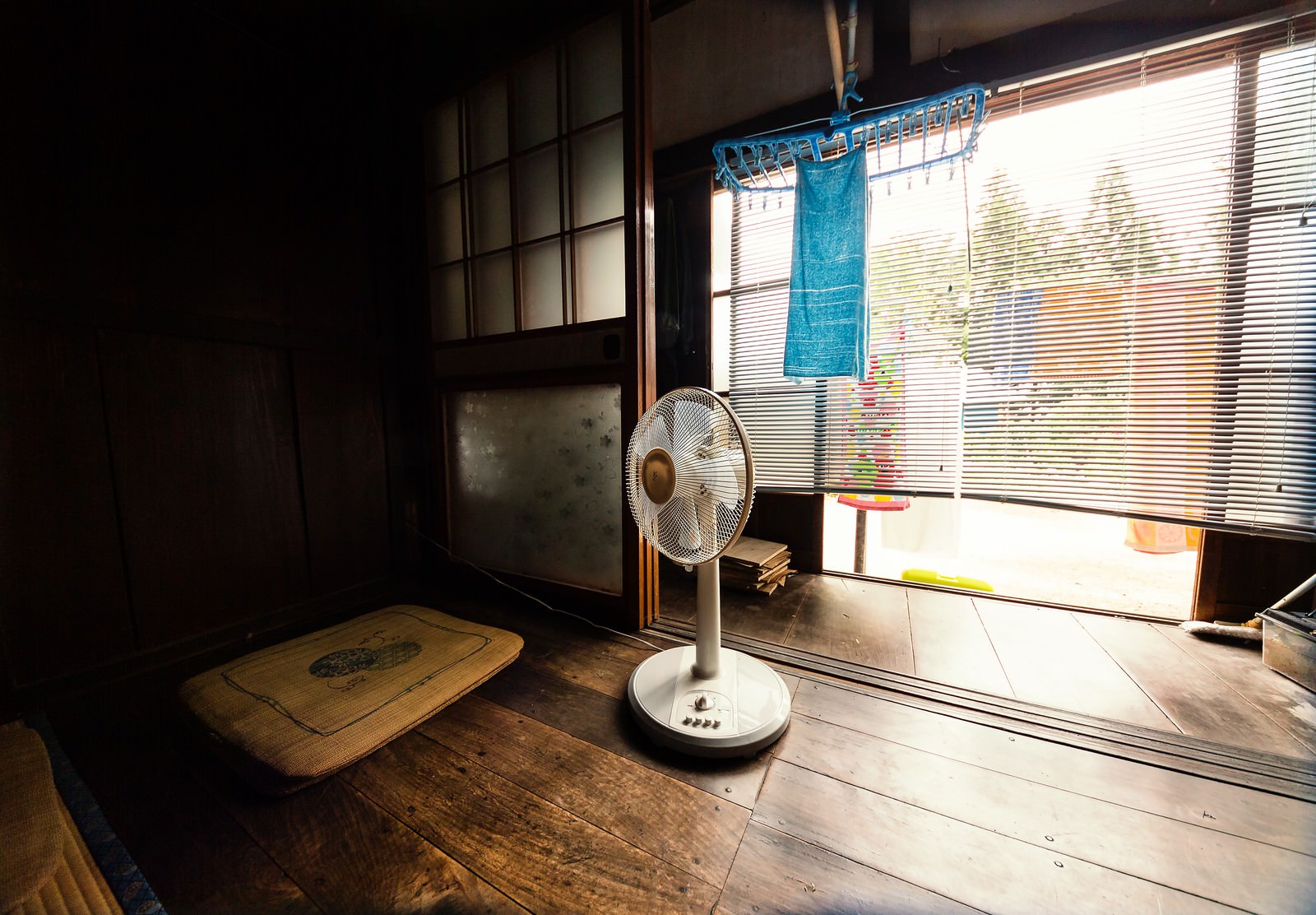 日本家屋の縁側に置かれた白い扇風機