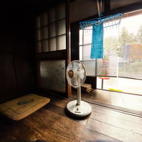 縁側に置かれた扇風機と日本家屋の夏の写真