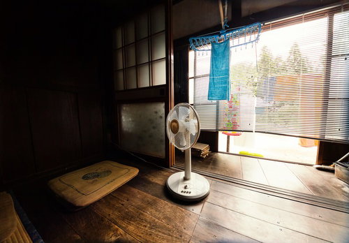 縁側に置かれた扇風機と日本家屋の夏