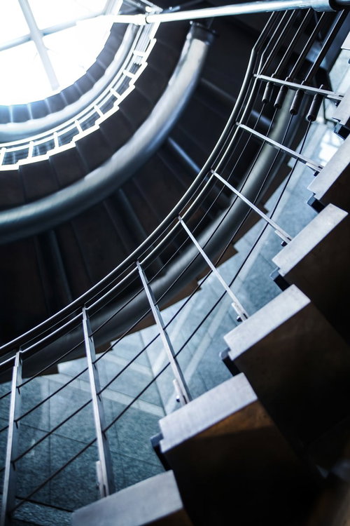 下から見上げた金属の螺旋階段と吹き抜け