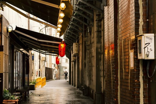 赤い提灯が灯る夜の高架下の飲み屋街