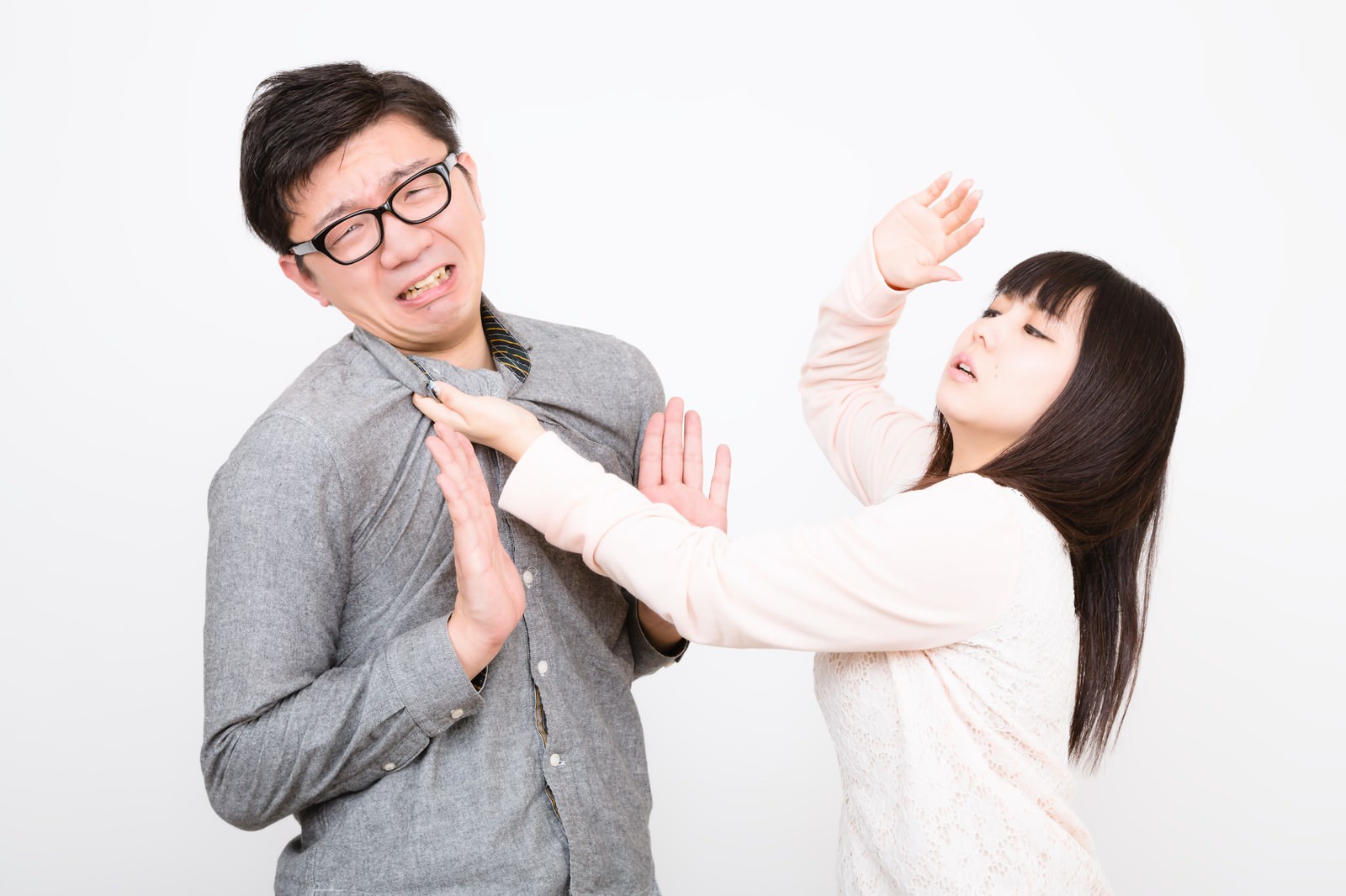 彼氏を両手で拒絶するピンクの服の女性［モデル：OZPA Lala］