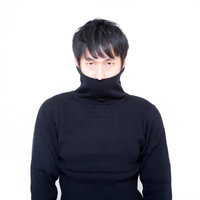 黒い縦線タートルネックの首元を引き上げて口元を隠す男性の写真