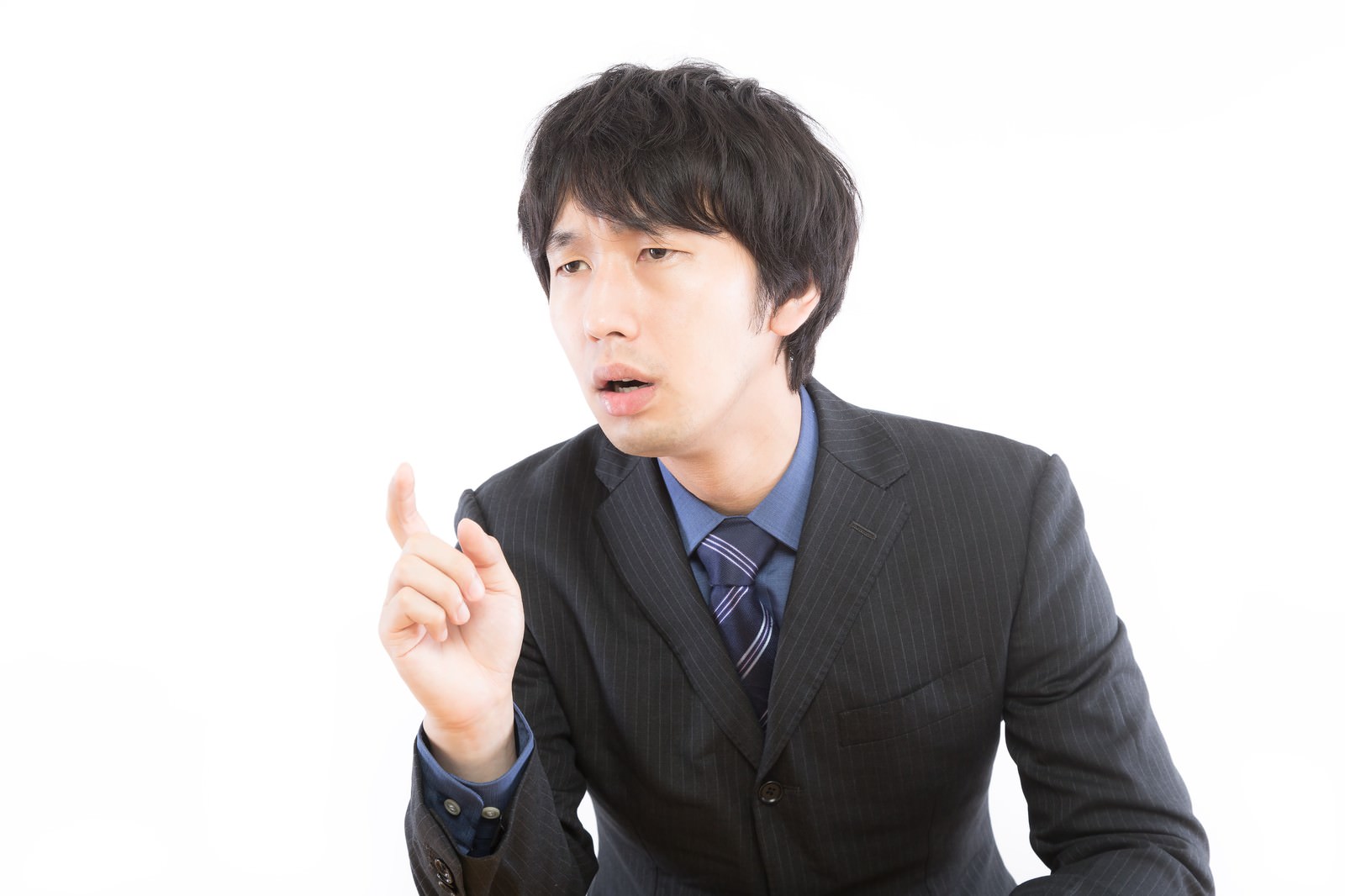 人差し指を立てて言葉に詰まる男性［モデル：大川竜弥］