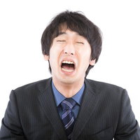 夜の高層ビルを背景にくっつく白ワンピースの女性と黒上着の男性の写真