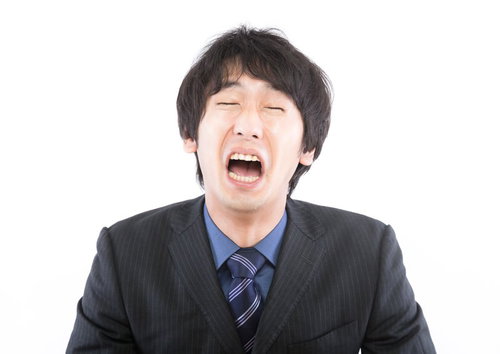 夜の高層ビルを背景にくっつく白ワンピースの女性と黒上着の男性