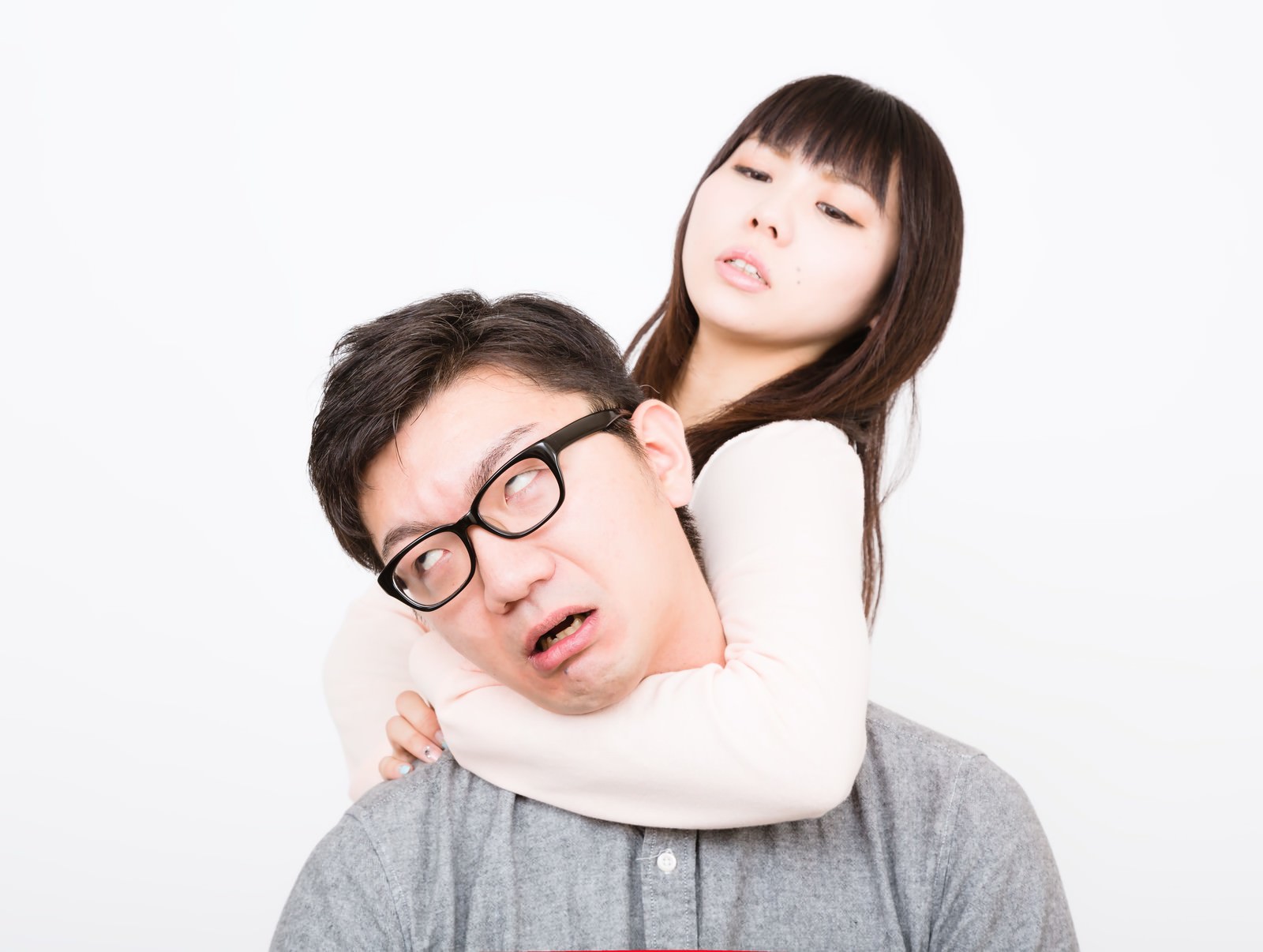 背後から首に腕を回すチョークスリーパーの彼女と彼氏［モデル：OZPA Lala］