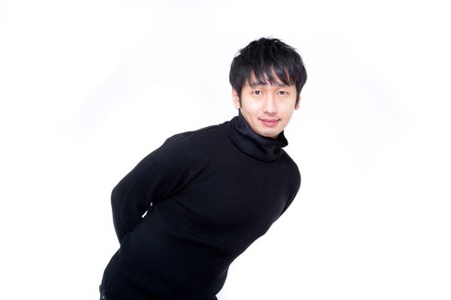 「へぇ～それでそれで」とクネクネする男性