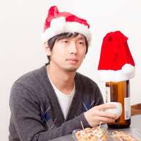 サンタ帽を被せた酒瓶と寿司で過ごすクリスマスの写真