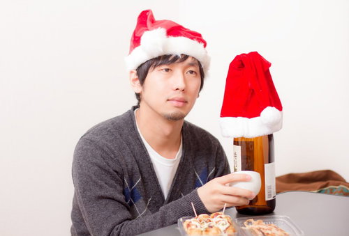サンタ帽を被せた酒瓶と寿司で過ごすクリスマス