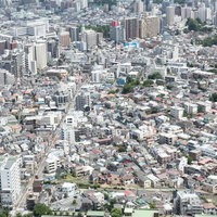 市街地を見下ろす住宅密集地の俯瞰の写真