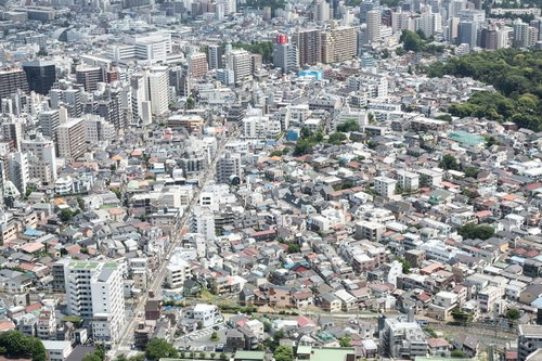 市街地を見下ろす住宅密集地の俯瞰