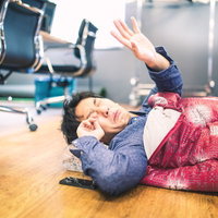 朝、出社したら徹夜明けの上司が眠い目をこすっていたの写真
