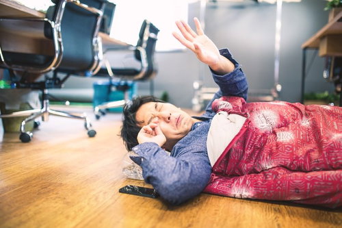 朝、出社したら徹夜明けの上司が眠い目をこすっていた