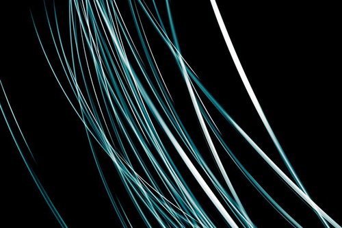 緑の光跡と残光が流れるアブストラクト