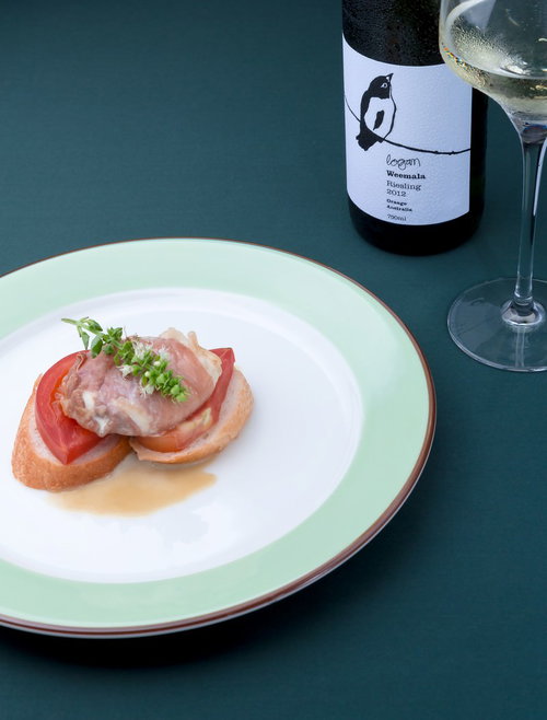 生ハムとモッツァレラのソテーとワインのテーブル