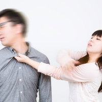 「良く考えたら生理的に無理！」と彼氏にビンタをする彼女の写真