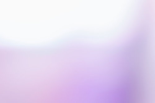 柔らかいグラデーションが全体を覆う紫色の光の抽象写真